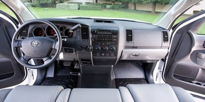 Простой салон базовой версии Toyota Tundra
