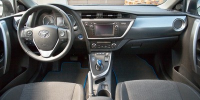 Интерьер Toyota Auris Hybrid