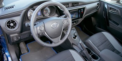 Водительское место Toyota Auris Hybrid